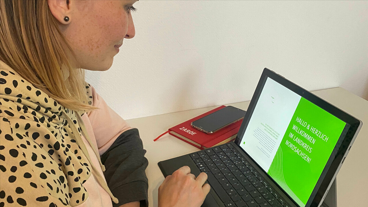 Frau an Laptop