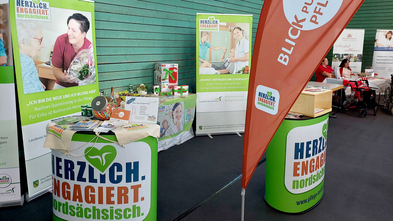 Messestand mit Roll-Ups und Beachflag