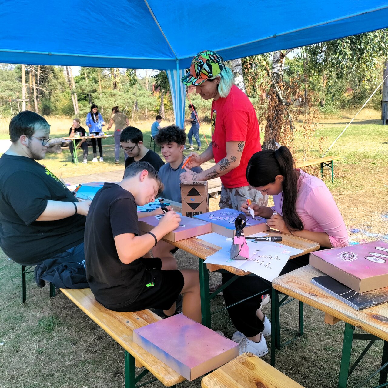 Schülerinnen und Schüler bei Graffiti-Workshop