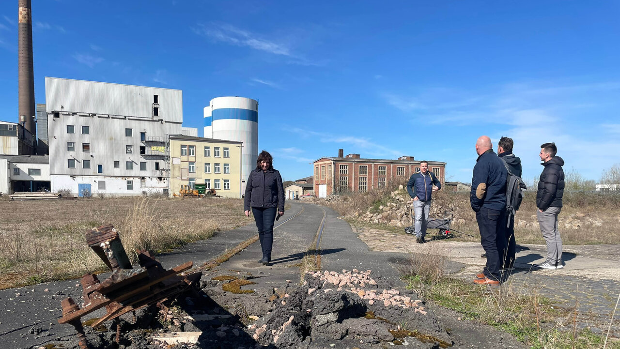Menschen vor einer Fabrik