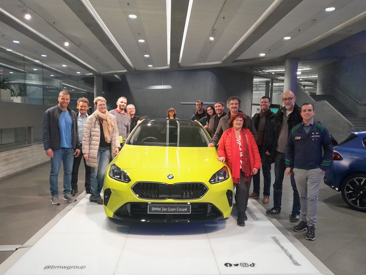 Gelbes Auto mit einer Gruppe Menschen