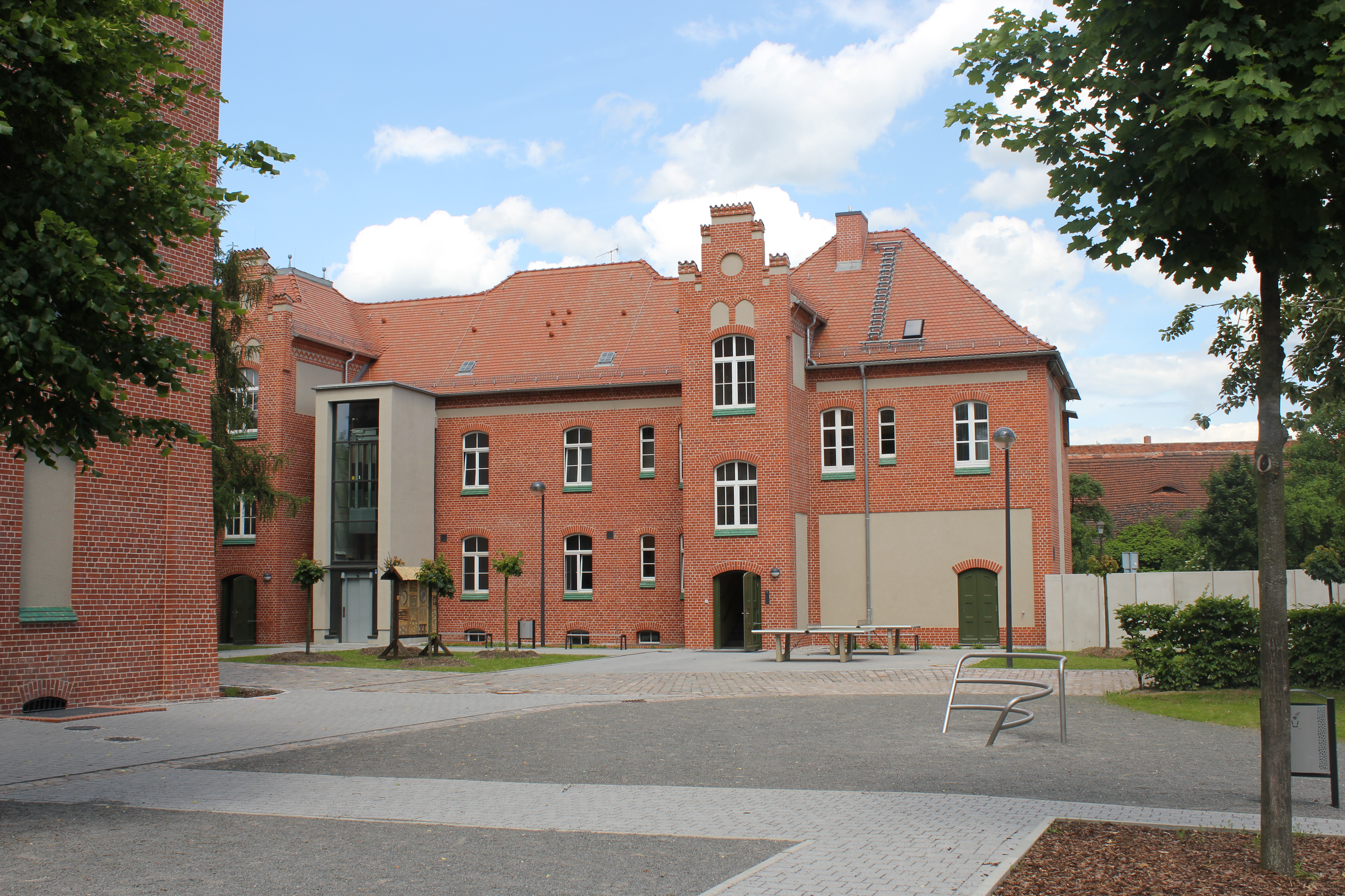 Schulgebäude mit Nebengebäude der Katharina-von-Bora Oberschule
