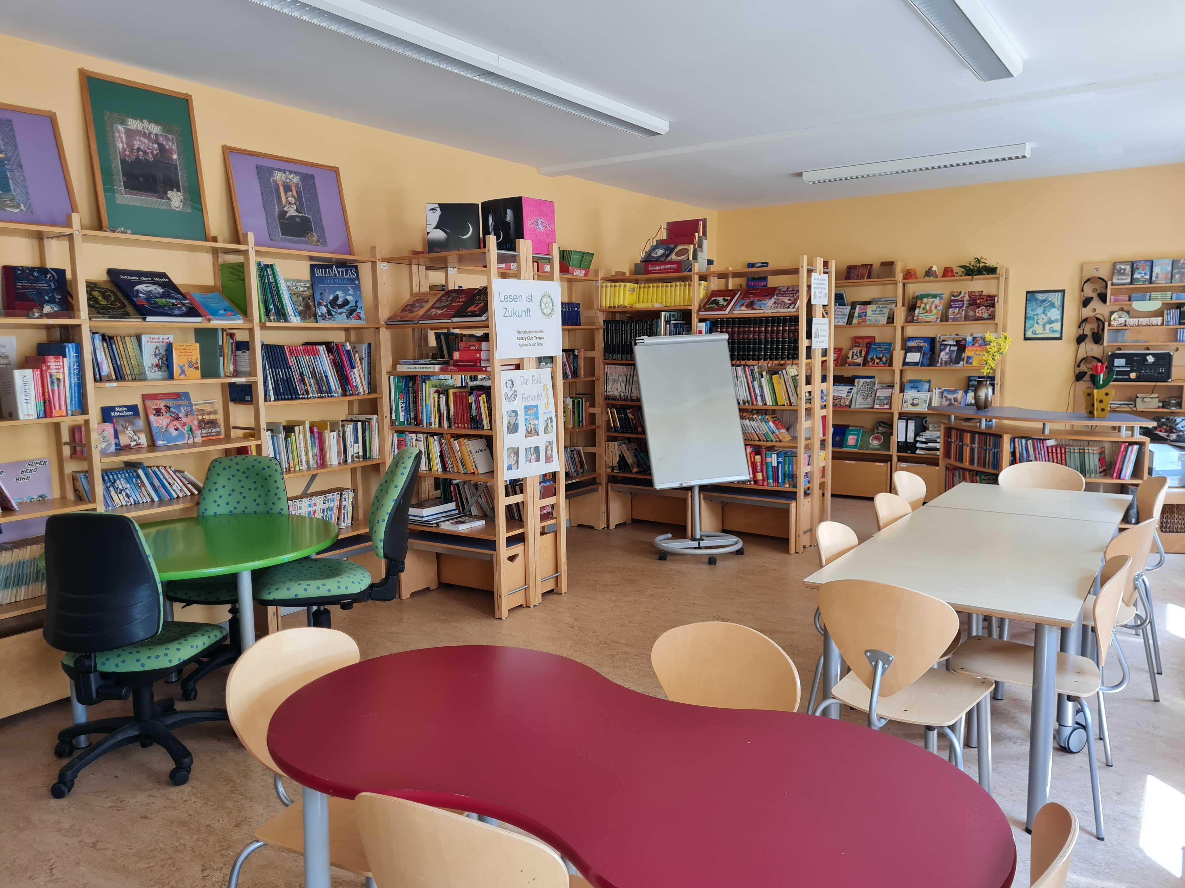 Schulbibliothek, Bücherregale mit Einrichtung