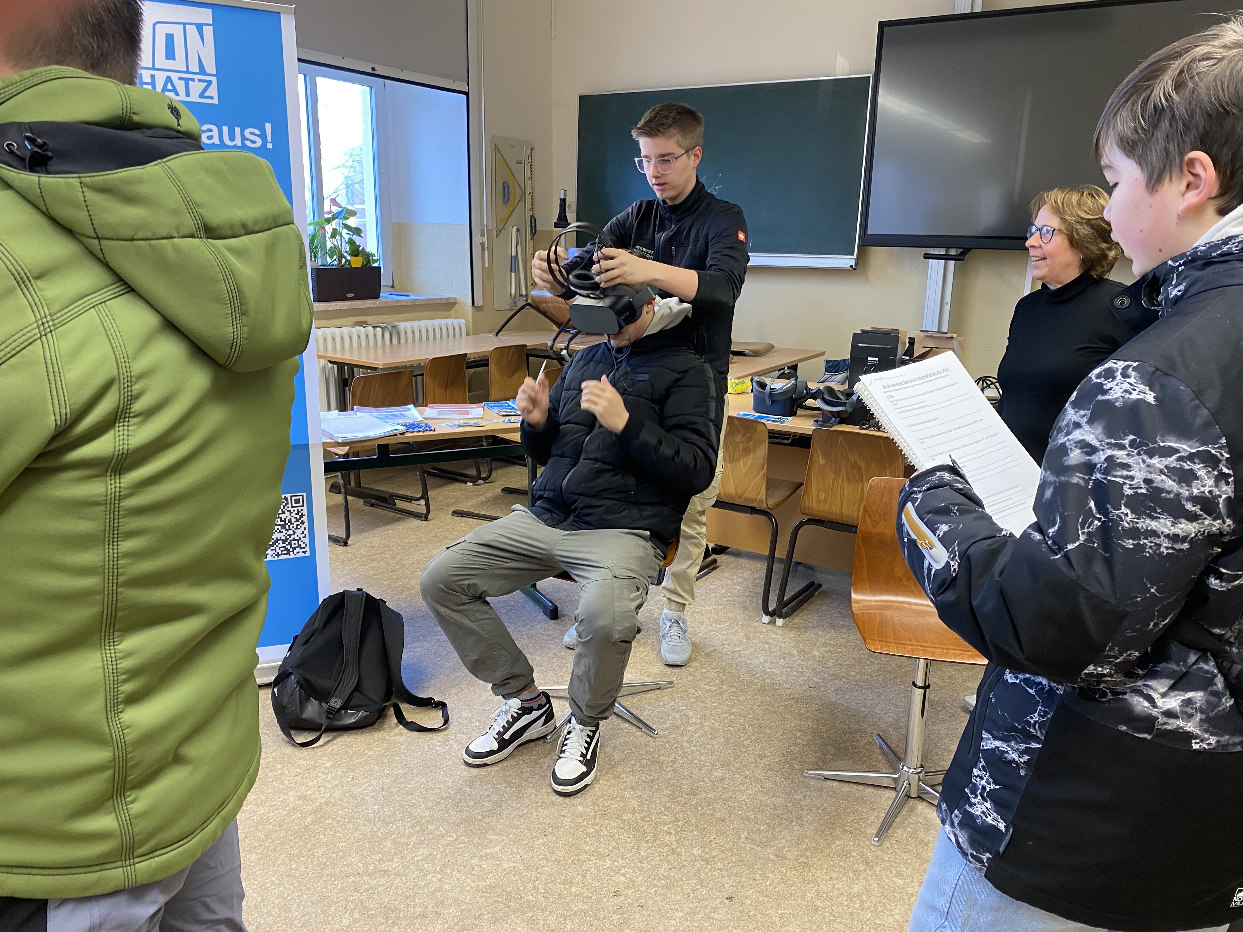 Klassenzimmer der Oberschule Wermsdorf während der Berufsmesse mit Schülern und Ausstellern