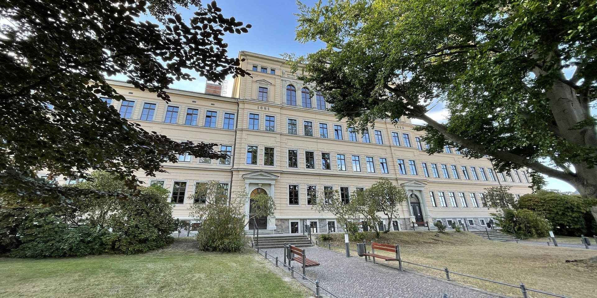 vordere Gebäudeansicht der Robert-Härtwig-Oberschule