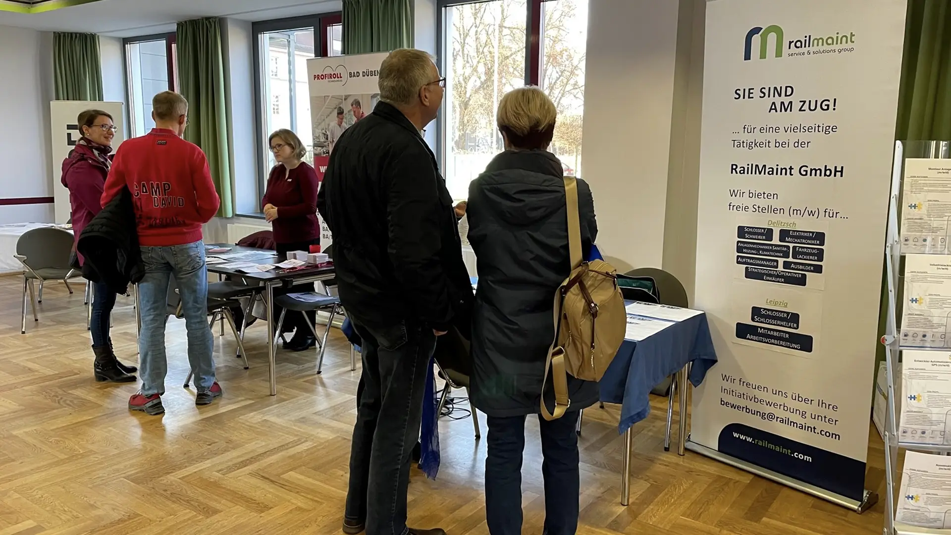 Menschen, die eine Messe besuchen